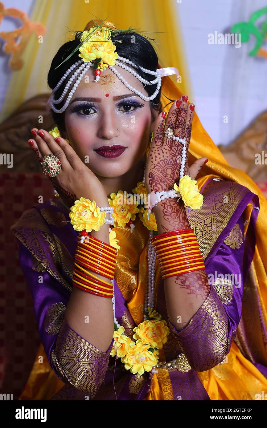 Photographe de mariage en action, prenant une photo de la mariée Banque D'Images