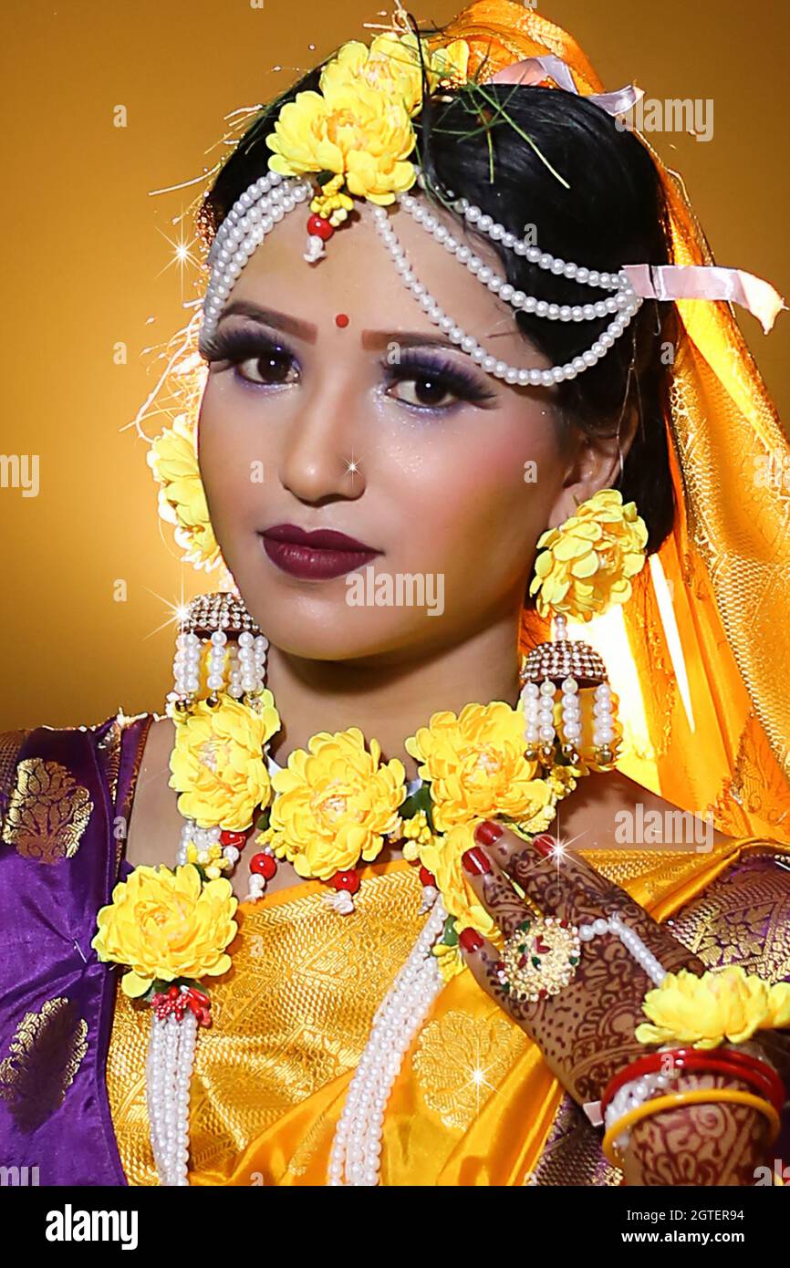 Photographe de mariage en action, prenant une photo de la mariée Banque D'Images