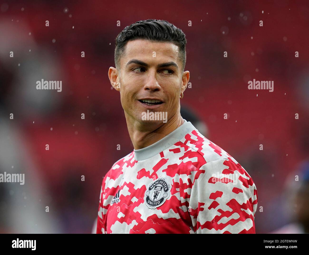 Manchester, Royaume-Uni. 2 octobre 2021. Cristiano Ronaldo de Manchester United nommé comme substitut se réchauffe lors du match de la Premier League à Old Trafford, Manchester. Le crédit photo devrait se lire: Andrew Yates / Sportimage Banque D'Images