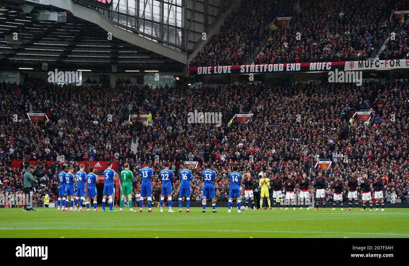 Manchester, Royaume-Uni. 2 octobre 2021. Les deux équipes applaudisseront quelques minutes l'ancien joueur de Liverpool Roger Hunt, décédé plus tôt cette semaine lors du match de la Premier League à Old Trafford, Manchester. Le crédit photo devrait se lire: Andrew Yates / Sportimage Banque D'Images