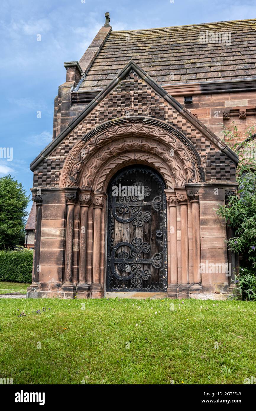 Entrée sud, église Saint-Georges, Thornton Hough, Wirral Banque D'Images
