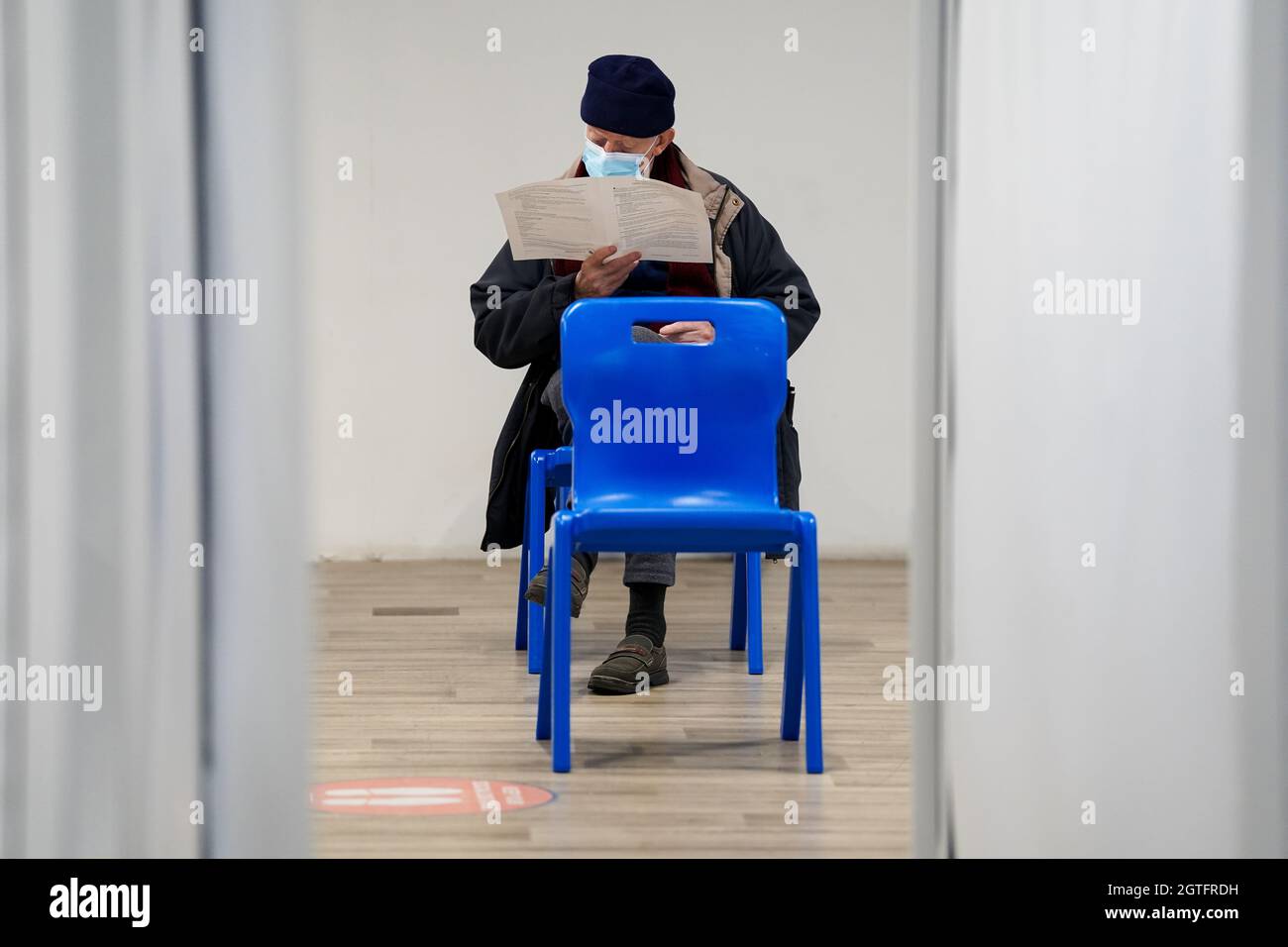 Une personne attend après avoir reçu un jab Covid-19 dans un centre de vaccination éclair au centre commercial Westfield Stratford City dans l'est de Londres, où TikTok encourage les jeunes Londoniens à se faire vacciner. Date de la photo: Samedi 2 octobre 2021. Banque D'Images