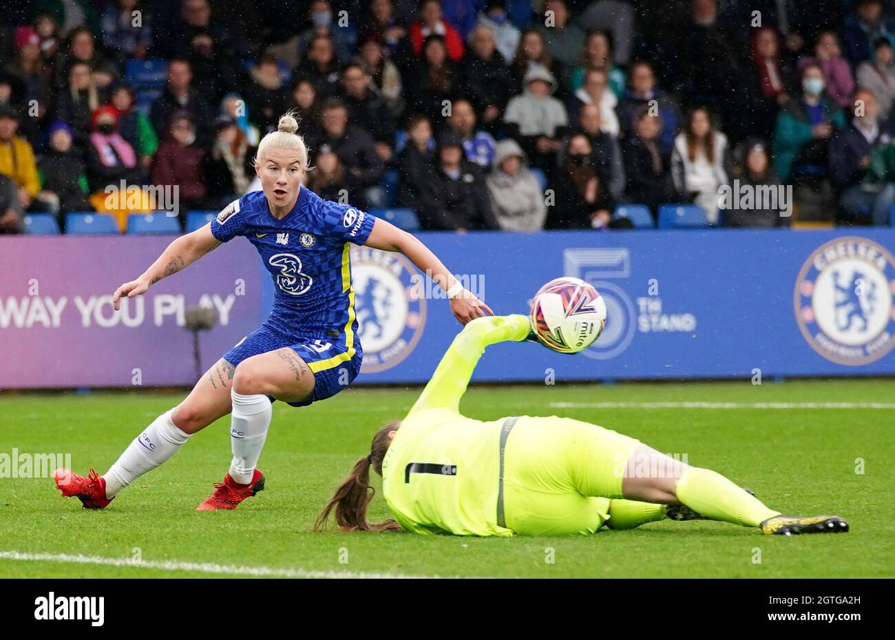 Bethany England (à gauche) de Chelsea et Robert Sanchez, gardien de but de Brighton et Hove Albion, se battent pour le ballon lors du match de la Super League féminine de FA à Kingsmeadow, Londres. Date de la photo: Samedi 2 octobre 2021. Banque D'Images