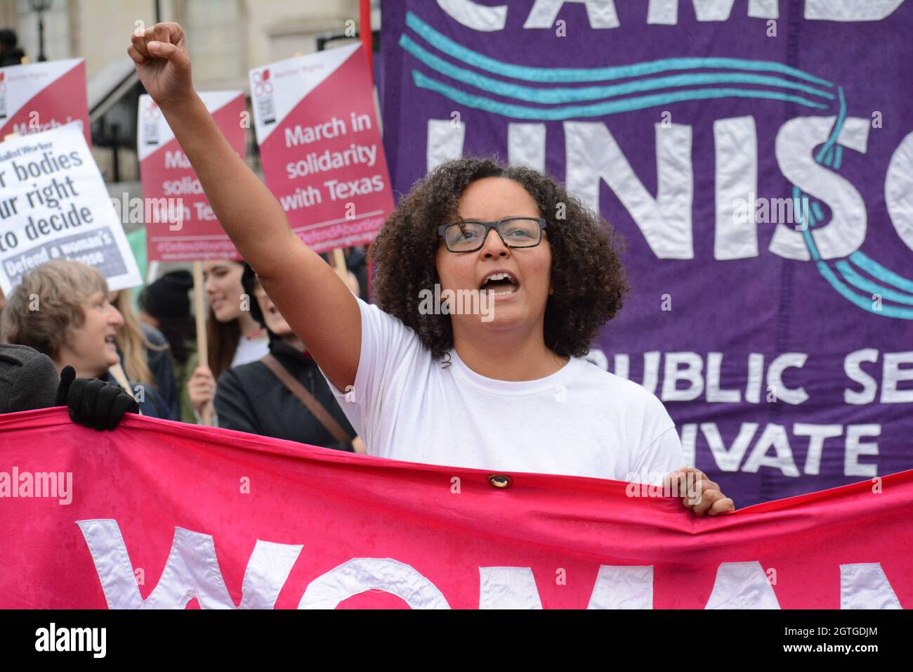 Londres, Royaume-Uni. 02 octobre 2021. Les droits à l'avortement comptent les attaques contre l'avortement à Trafalgar Square march à l'ambassade des États-Unis à Londres, au Royaume-Uni. 2 octobre 2021. Crédit : Picture Capital/Alamy Live News Banque D'Images