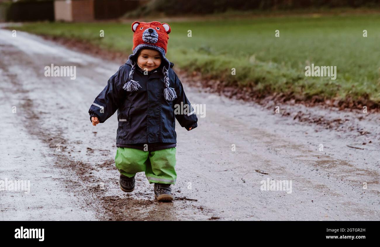 Pleine Longueur De Bebe Fille Marchant Sur La Route De Terre Photo Stock Alamy
