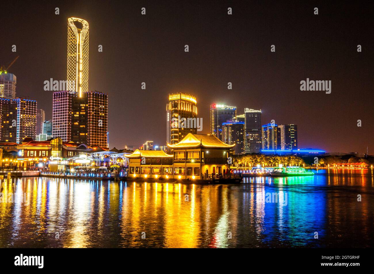 Suzhou International Financial Square (IFS) vu de nuit depuis le centre culturel et artistique de Suzhou, province de Jiangsu, Chine. Banque D'Images