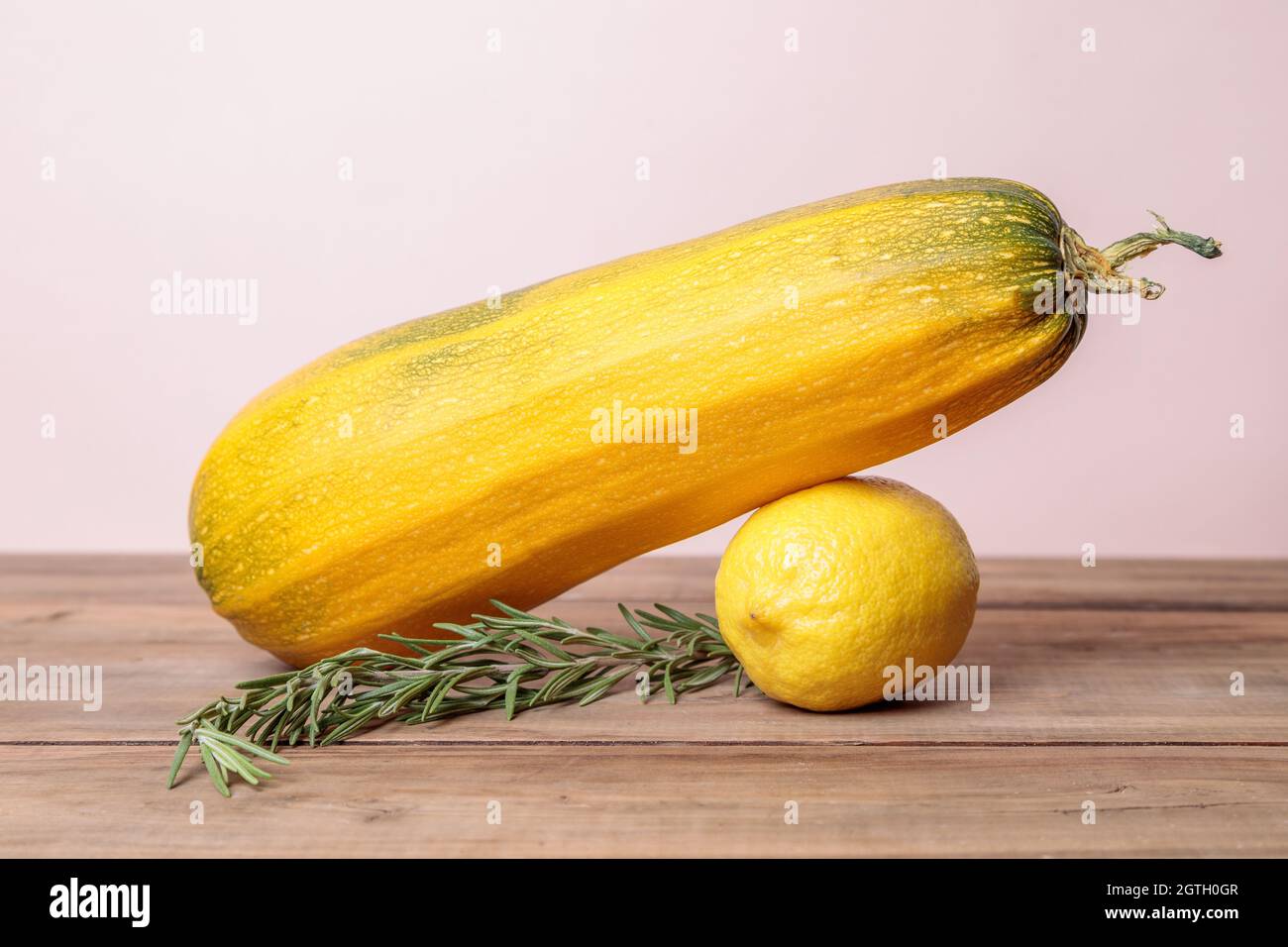 Courgettes mûres jaunes avec citron sur bois. Concept d'automne. Gros plan. Banque D'Images