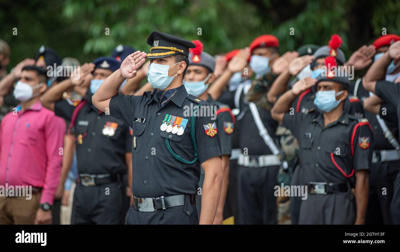 Dehradun, Uttarakhand Inde 15 août 2021. Un officier de l'armée indienne passe un défilé après une formation dure de 18 mois à l'Académie militaire indienne IMA. Banque D'Images