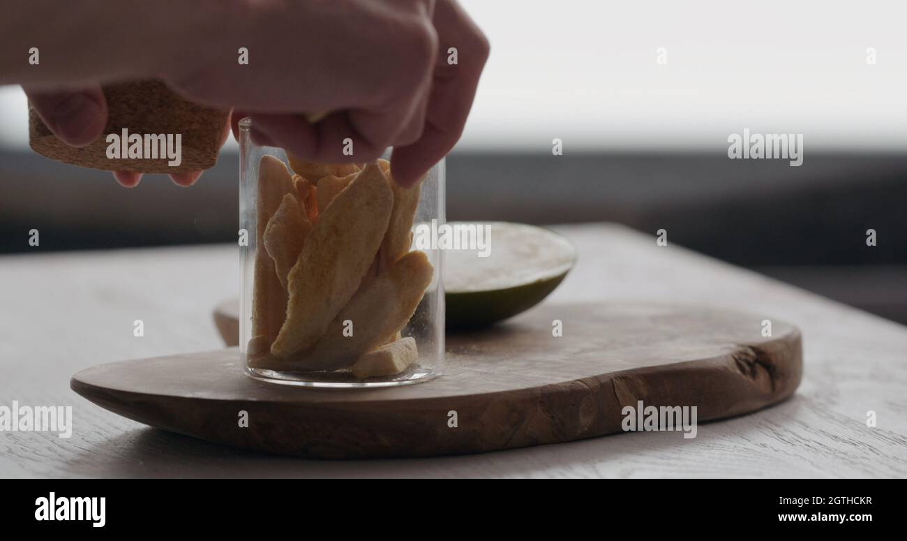 pack homme mangue lyophilisée dans un pot en verre sur panneau de bois d'olive, photo large Banque D'Images