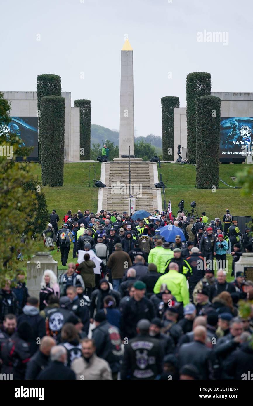 Les motards assistent au Ride to the Wall annuel, pour montrer leur soutien aux forces armées, à l'Arboretum du Mémorial national, Staffordshire. Date de la photo: Samedi 2 octobre 2021. Banque D'Images