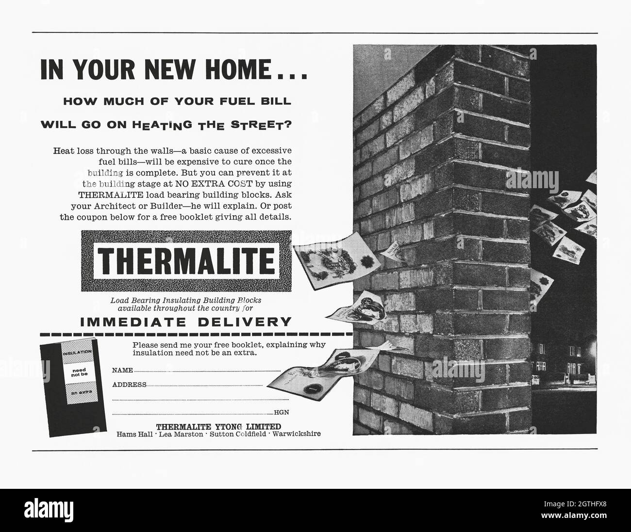 Une publicité des années 1960 pour les briques thermalites.La publicité est apparue dans un magazine publié au Royaume-Uni en octobre 1962.Les briques sont promues comme un produit économique avec une photo montrant de l'argent (livres) disparaître de l'intérieur de la maison à travers un mur traditionnel de briques.Les produits thermalite sont fabriqués à partir de béton cellulaire (AAC) autoclavé, un matériau de construction léger en béton préfabriqué et en mousse adapté à la production de blocs d'unité de maçonnerie en béton (CMU).AAC a été développé au milieu des années 1920 en Suède – graphiques vintage des années 1960. Banque D'Images
