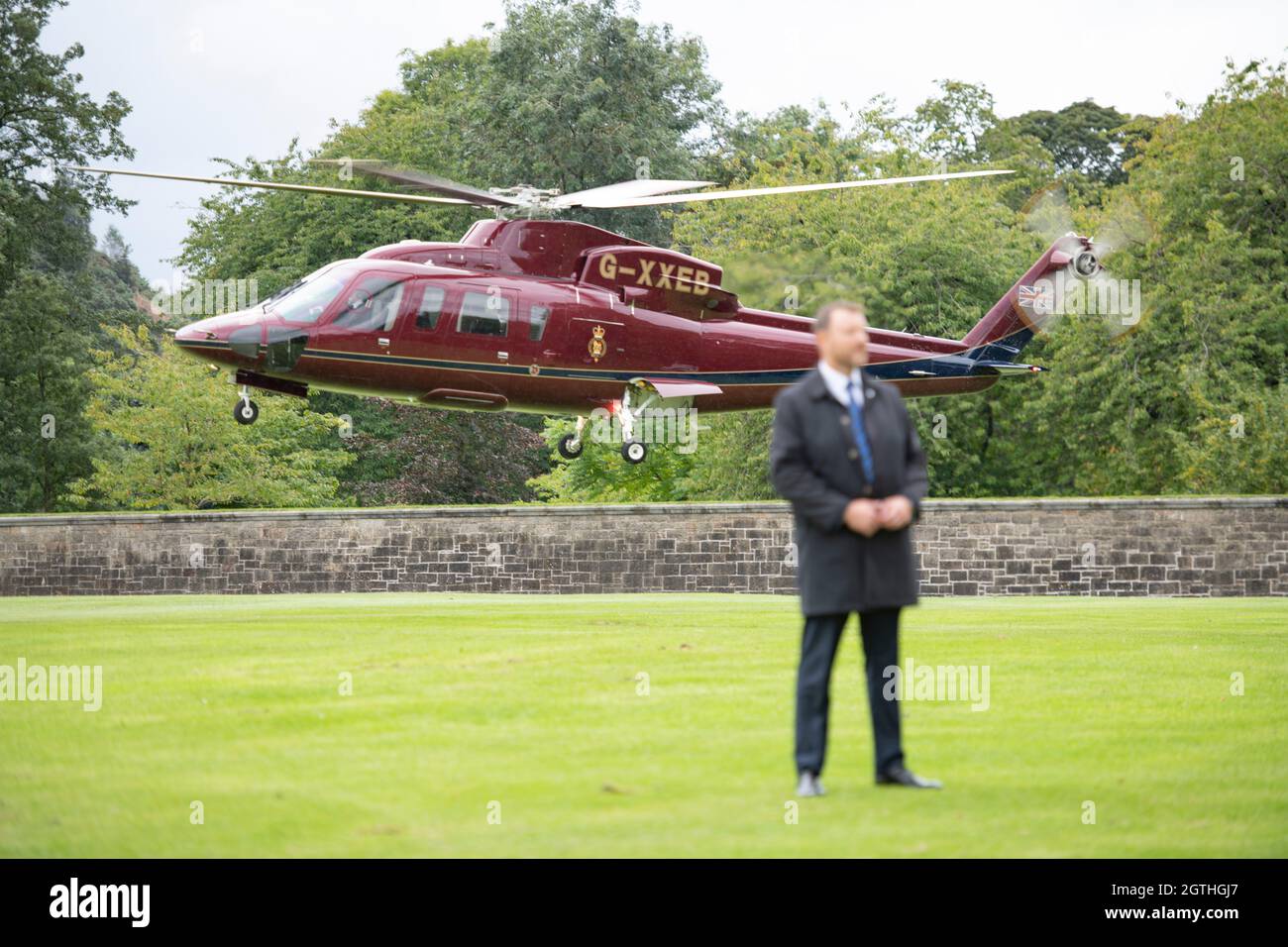 Édimbourg, Écosse, Royaume-Uni. 2 octobre 2021. PHOTO : Duke et Duchesse de Rothesay, AKA Charles & Camilla partent sur le chopper royal. Sa Majesté la Reine ouvre officiellement le Parlement écossais avec une forte présence policière ainsi que de nombreuses forces de sécurité et la garde debout de l'armée britannique. Les rues étaient bordées de bonnes wishers, certains ont vu des drapeaux d'Union Jack et des personnes prenant des photos sur leur téléphone d'appareil photo. Charles et Camilla ont ensuite décollé à bord de l'hélicoptère royal. Crédit : Colin Fisher/Alay Live News Banque D'Images