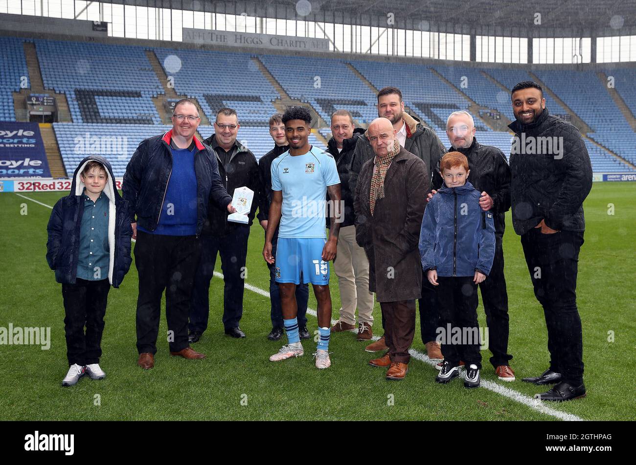 Ian Maatsen, de Coventry City, avec des fans après le match du championnat Sky Bet au stade Coventry Building Society Arena, Coventry. Date de la photo: Samedi 2 octobre 2021. Banque D'Images
