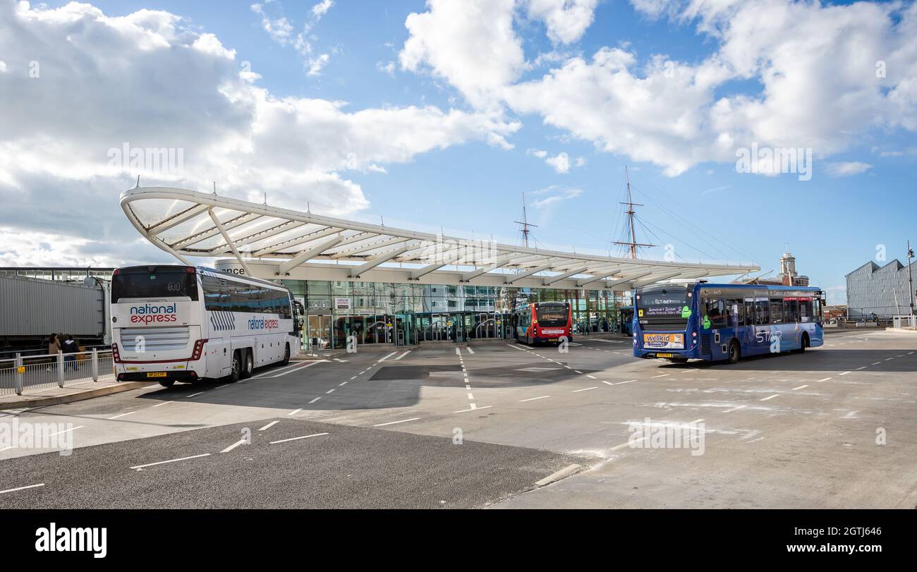 Bus et autocars à la gare routière de Portsmouth, Hard Interchange, près de Portsmouth Dockyard, Hampshire, Royaume-Uni, le 29 septembre 2021 Banque D'Images