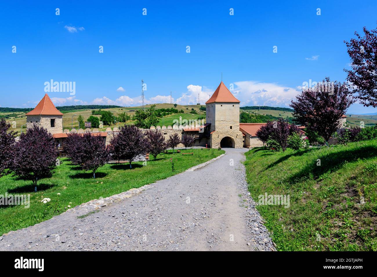 Citadelle de Rupea (Cetatea Rupea) après rénovation dans le comté de Brasov, dans la partie sud de la région de Transylvanie (Transilvania), Roumanie en été ensoleillé Banque D'Images