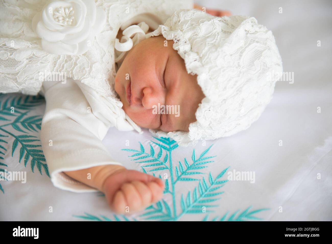 Un Nouveau Ne En Vetements Blancs Et Un Chapeau Dort Le Concept D Un Sommeil Sain Et D Un Ventre Sain Sans Coliques Photo Stock Alamy