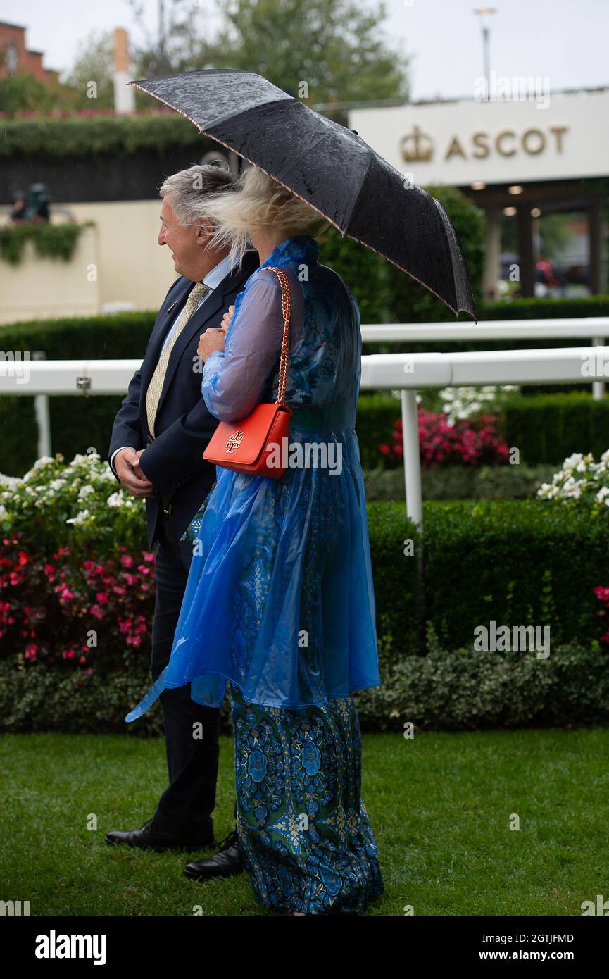 Ascot, Royaume-Uni. 2 octobre 2021. Une dame porte un imperméable bleu dans l'anneau de défilé à Ascot races crédit: Maureen McLean/Alay Live News Banque D'Images