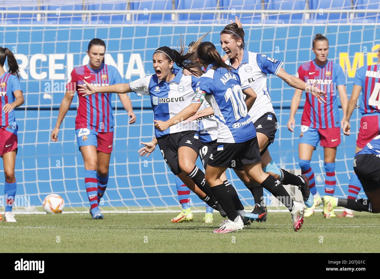 Barcelone, Espagne. 02 octobre 2021. Les joueurs d'Alaves célèbrent le but pendant, Primera Iberdrola match entre Barcelone et Deportivo Alaves Femenino au stade Johan Cruyff à Barcelone, Espagne. Crédit: SPP Sport presse photo. /Alamy Live News Banque D'Images