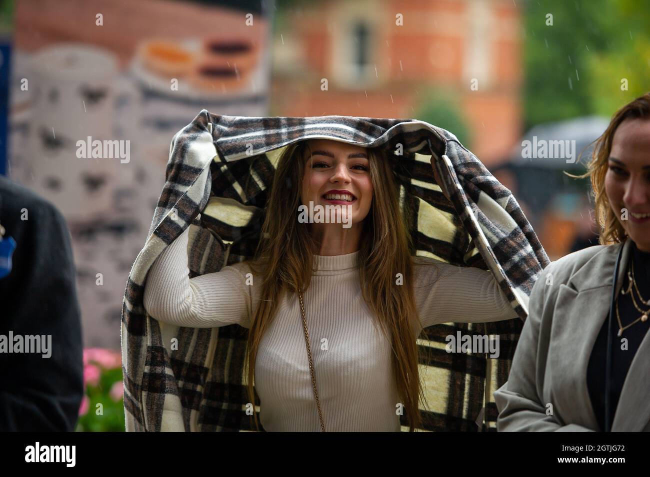Ascot, Royaume-Uni. 2 octobre 2021. Les pluies torrentielles n'ont pas fait tomber les pilotes d'assister aujourd'hui au week-end des courses d'automne et au festival de la bière d'Ascot à l'hippodrome d'Ascot. Crédit : Maureen McLean/Alay Live News Banque D'Images