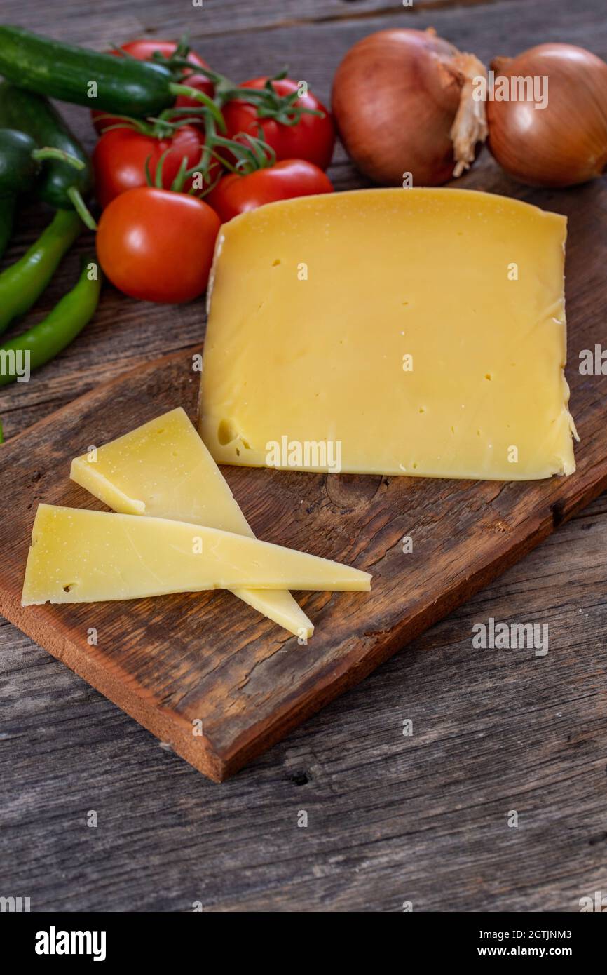 Fromage Gruyère sur fond de bois Banque D'Images