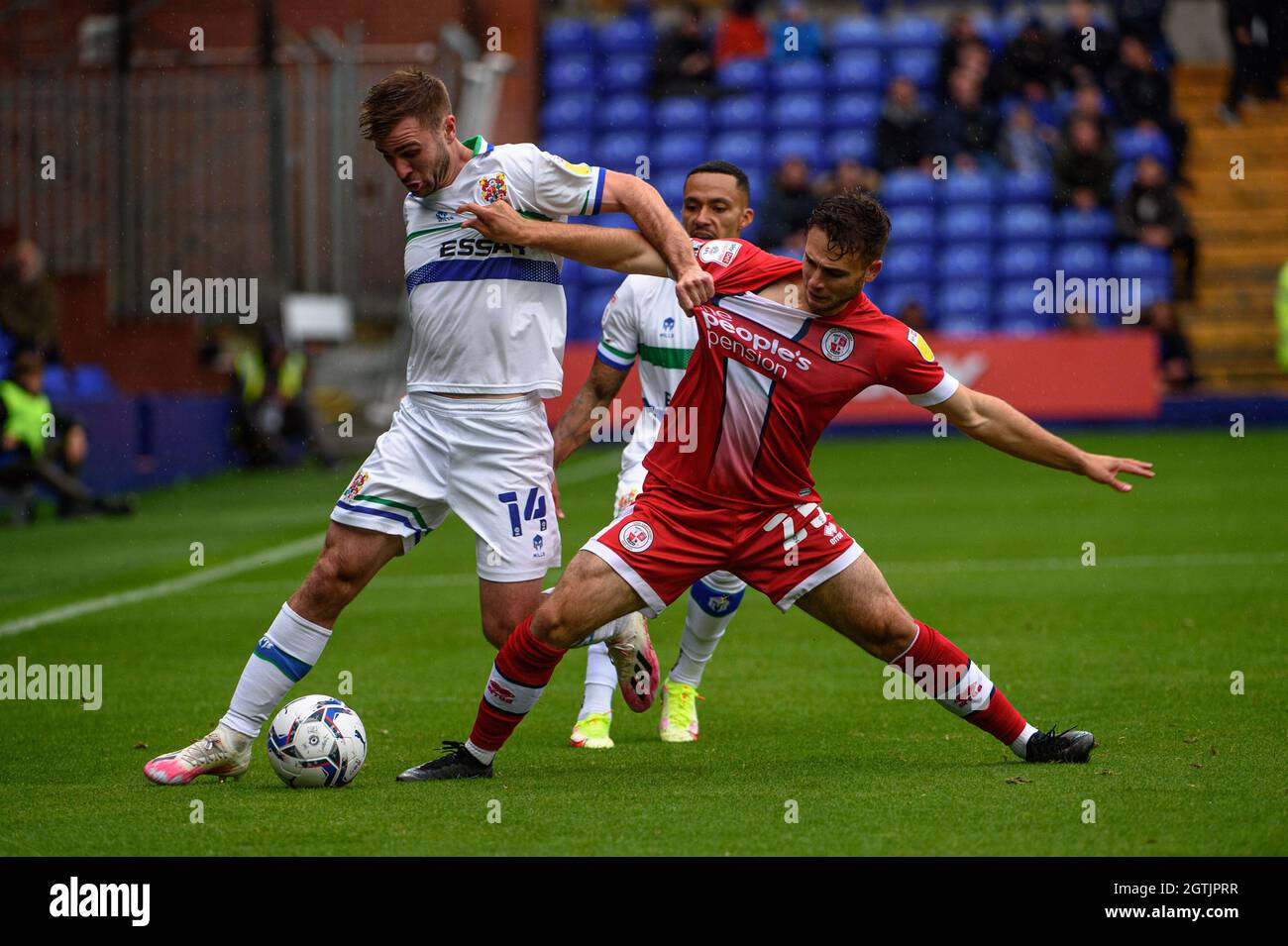 Birkenhead, Royaume-Uni. 2 OCTOBRE Nicholas Tsaroulla de Crawley Town FC s'attaque à Callum McManaman de Tranmere Rovers FC pendant le match Sky Bet League 2 entre Tranmere Rovers et Crawley Town à Prenton Park, Birkenhead, le samedi 2 octobre 2021. (Credit: Ian Charles | MI News) Credit: MI News & Sport /Alay Live News Banque D'Images