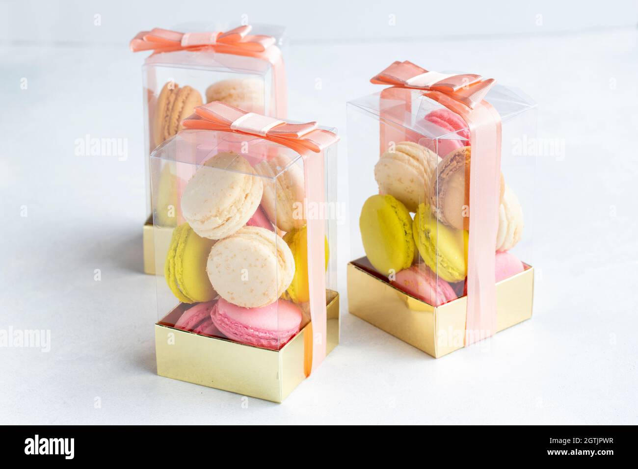 Macarons emballés sur fond blanc.Macarons emballés pour offrir Banque D'Images