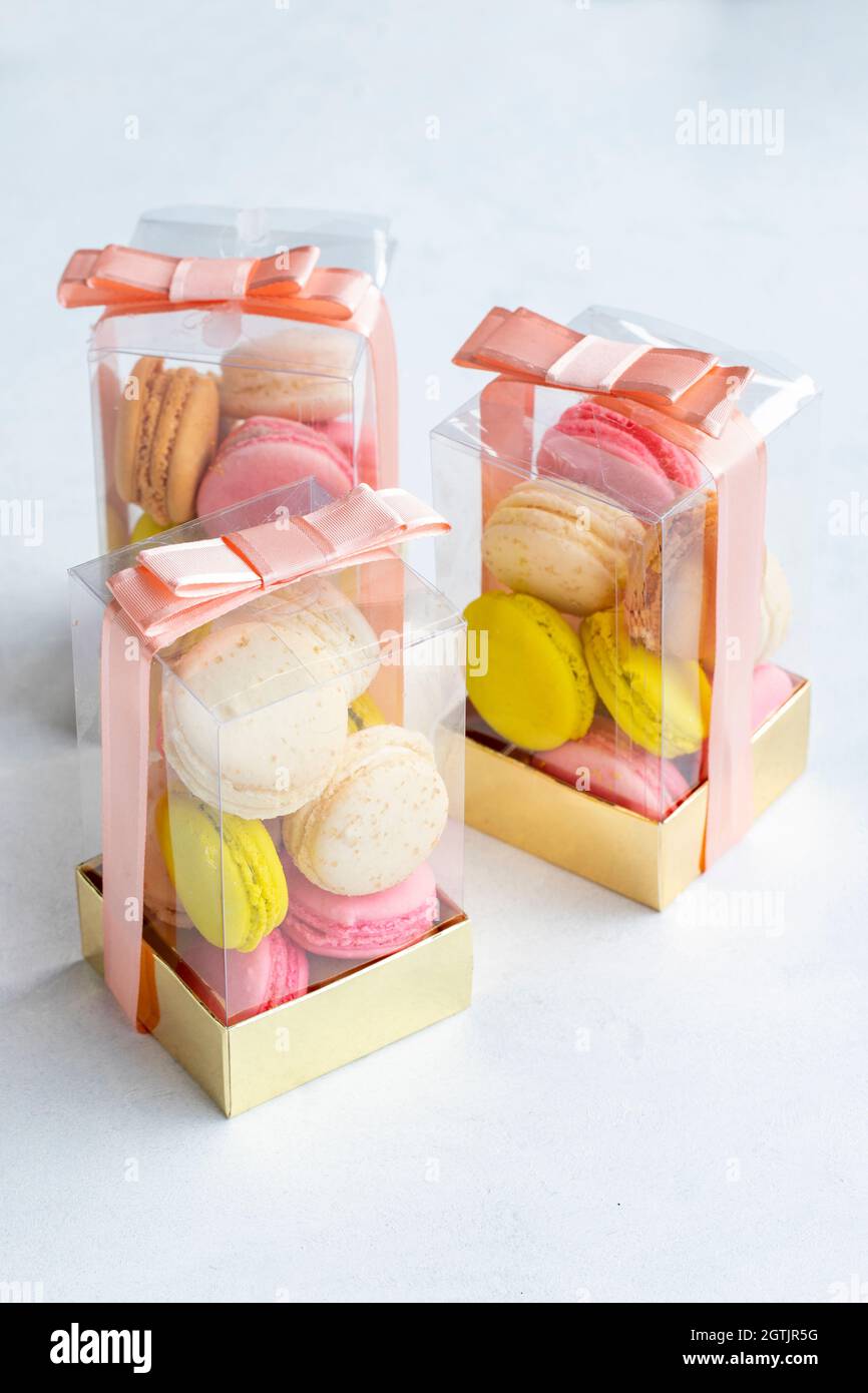 Macarons emballés sur fond blanc.Macarons emballés pour offrir Banque D'Images