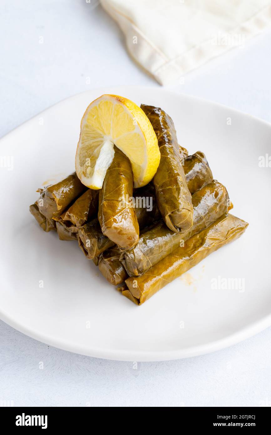Feuilles farcies à l'huile d'olive sur fond blanc.Le goût traditionnel de la cuisine turque.Nom local zeytinyagli yaprak sarma Banque D'Images