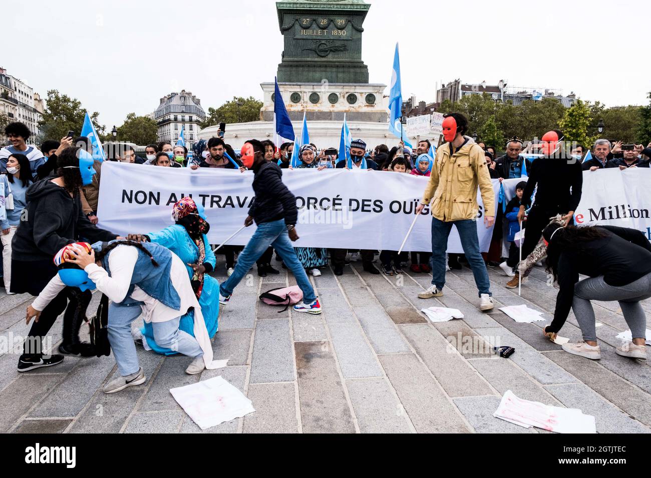 Paris, France. 02 octobre 2021. A l'appel de plusieurs personnalités, notamment Raphaël Glucksmann, une manifestation entre Bastille et République en faveur du peuple Uyghur chinois a rassemblé un millier de personnes, à Paris, en France, le 02 octobre 2021. Phtoo by Pierrick Villette/avenir Pictures/ABACAPRESS.COM Credit: Abaca Press/Alay Live News Banque D'Images