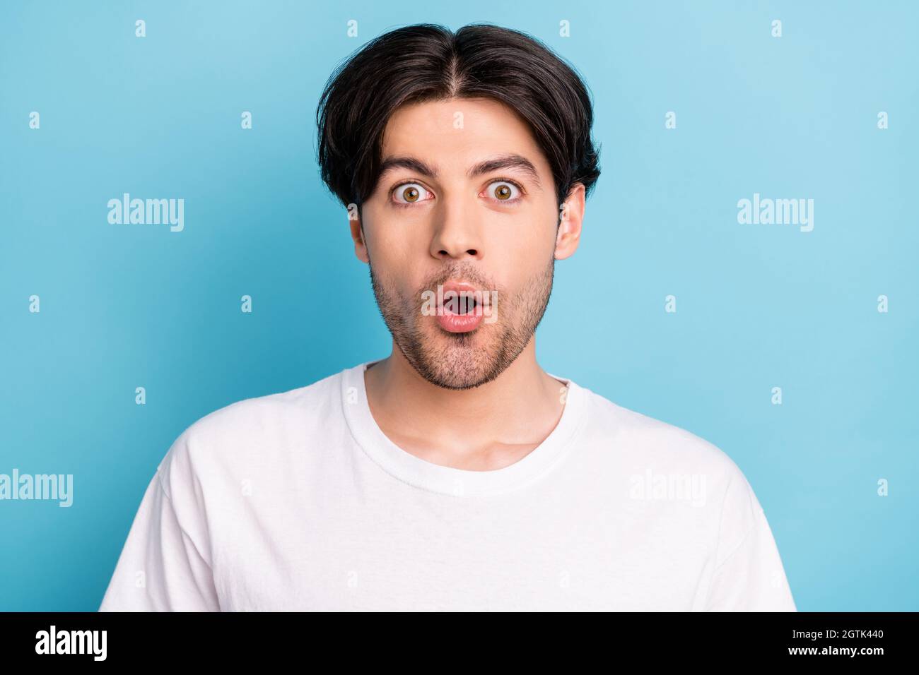 Portrait de attrayant stupéfié Guy se demande soudaine réaction de nouvelles isolé sur fond bleu vif de couleur Banque D'Images