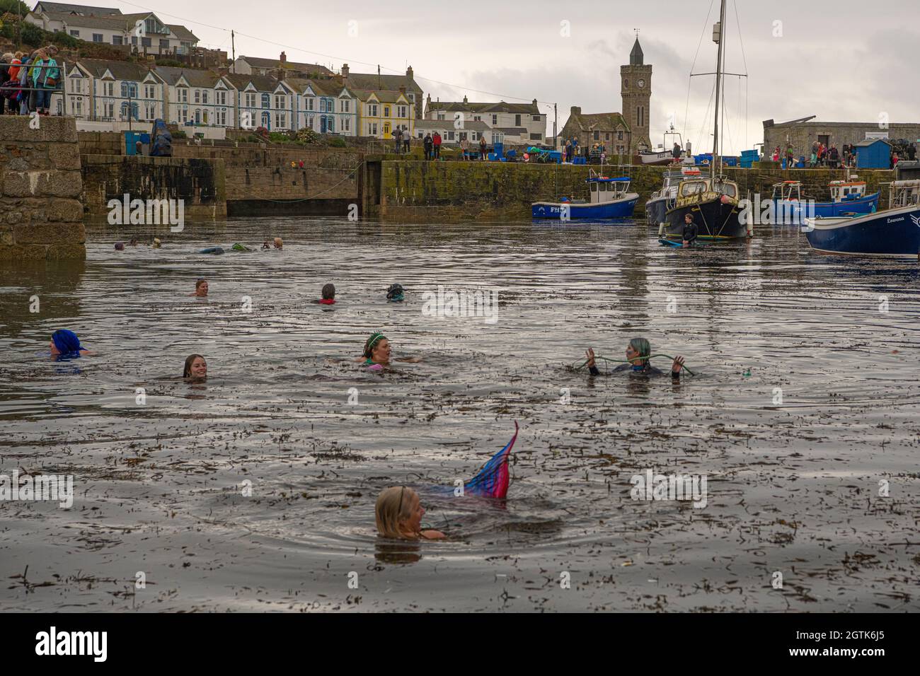 Cornwall, Royaume-Uni. 02 octobre 2021. ROYAUME-UNI. 02 octobre 2021. Porthleven Cornwall Mermaids s'est lavé sur la plage de la tempête Pod of Mermaids nageant dans le port de Porthleven Cornwall, à l'abri de la tempête crédit: kathleen White/Alay Live News crédit: kathleen White/Alay Live News Banque D'Images