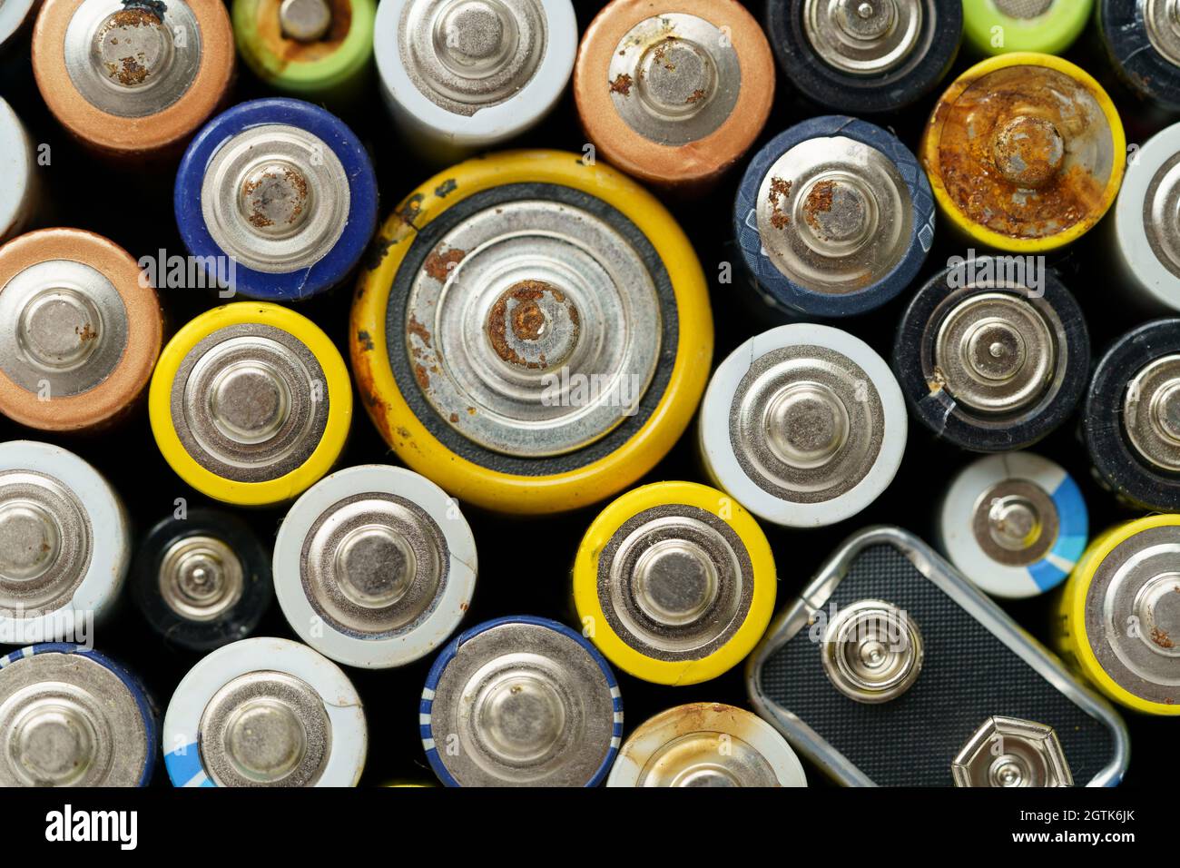 Vue rapprochée en plan de la batterie usagée. Concept de déchets dangereux électroniques. Arrière-plan des piles Banque D'Images