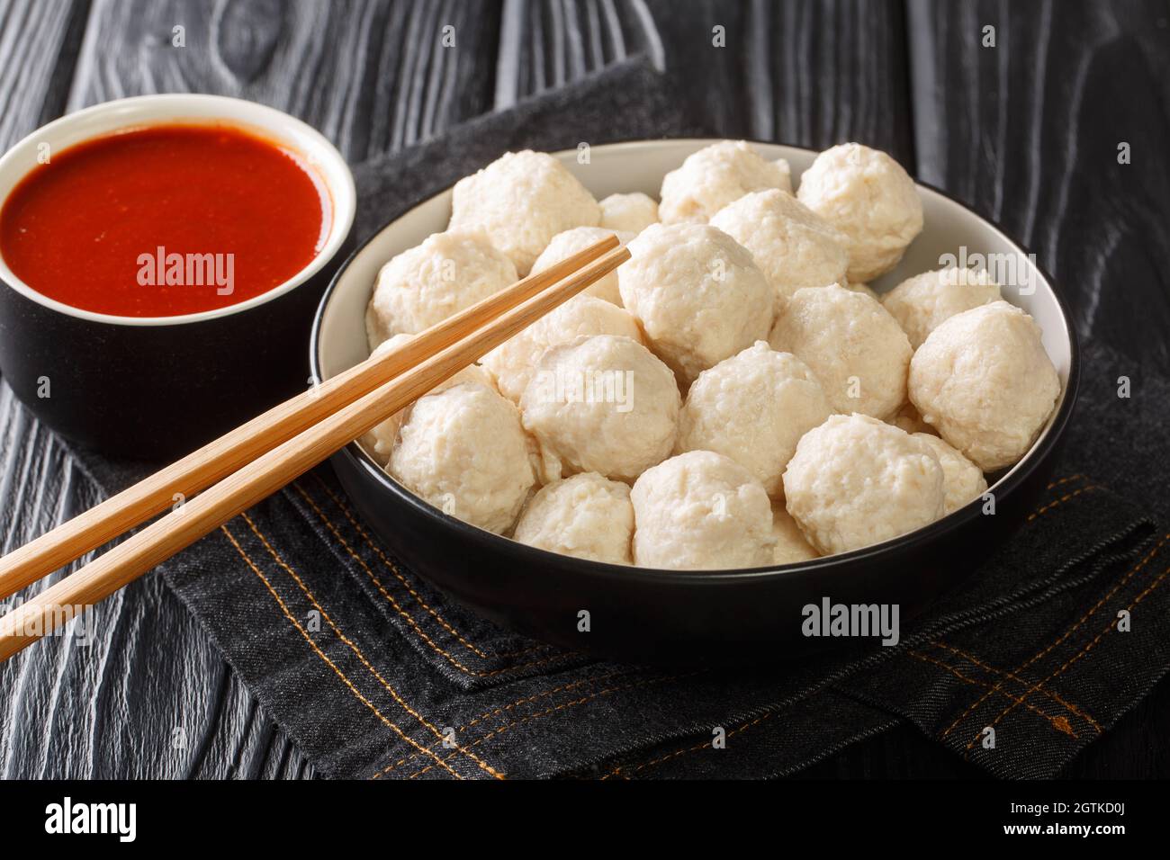 Bakso indonésien Meatball Best Street Food avec sauce gros plan dans le bol sur la table. Horizontale Banque D'Images
