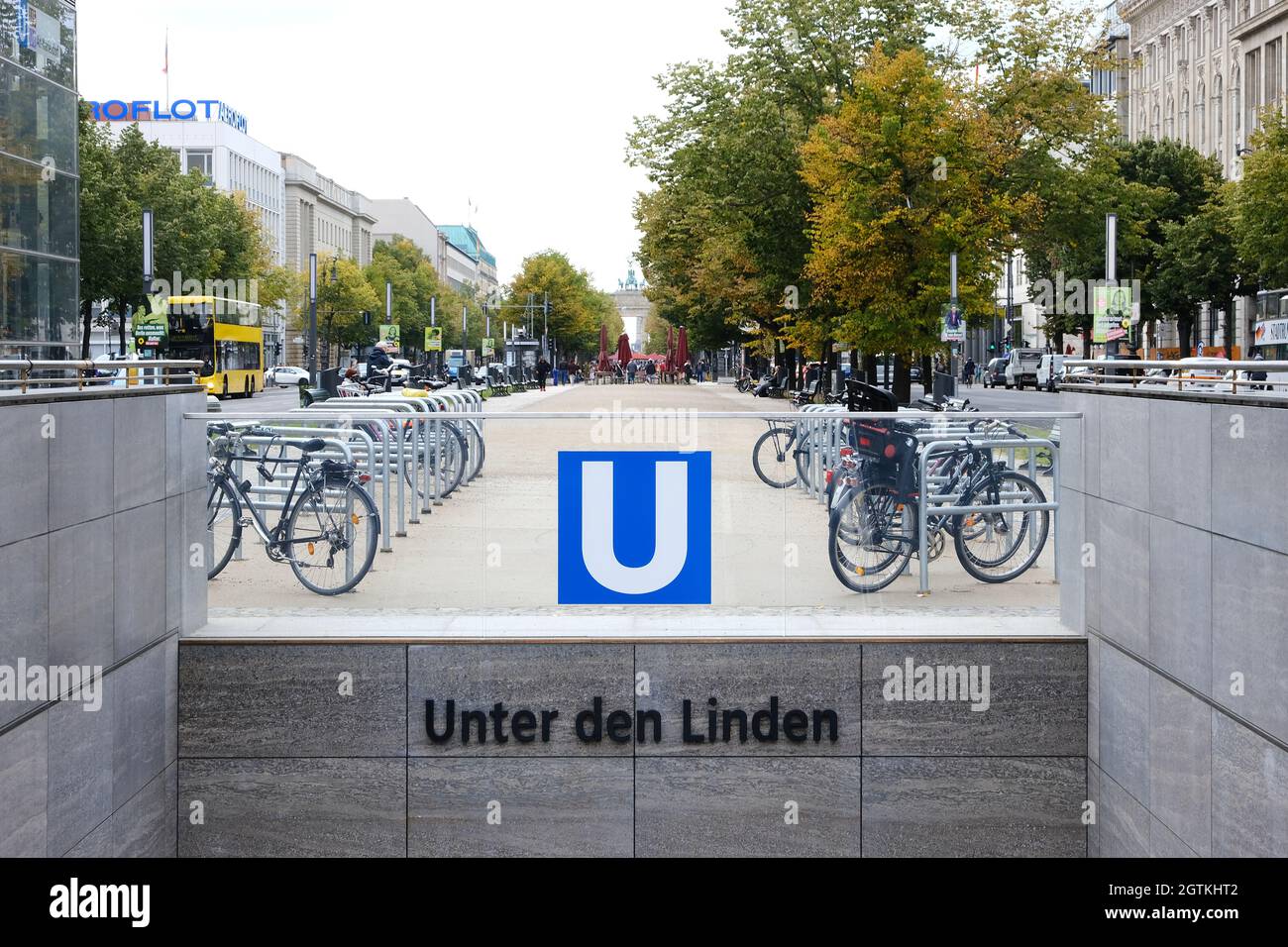 Berlin, Allemagne, 28 septembre 2021, station de métro Unter den Linden avec vue sur la porte de Brandebourg en arrière-plan. Banque D'Images