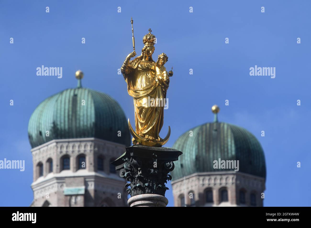 02 octobre 2021, Bavière, Munich : la Mariensäule et la Frauenkirche peuvent être vues sous le ciel bleu et le soleil dans la capitale de l'État. Les températures chaudes vous invitent à vous promener dans la ville. Photo: Felix Hörhager/dpa Banque D'Images