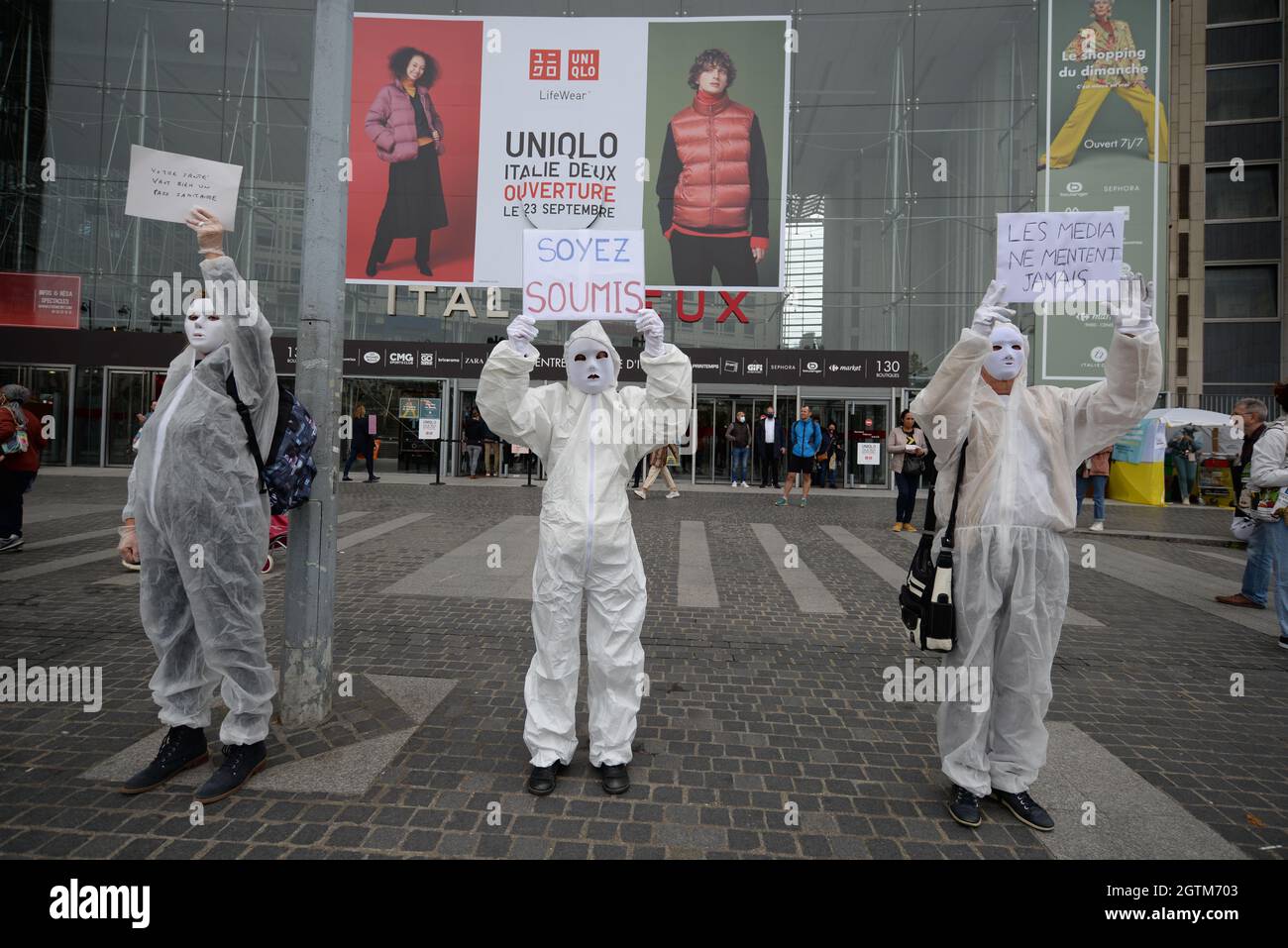 Manifestation à la place d'Italie à Paris, à l'initiative du collectif "les masques blancs" contre la vaccination obligatoire Banque D'Images
