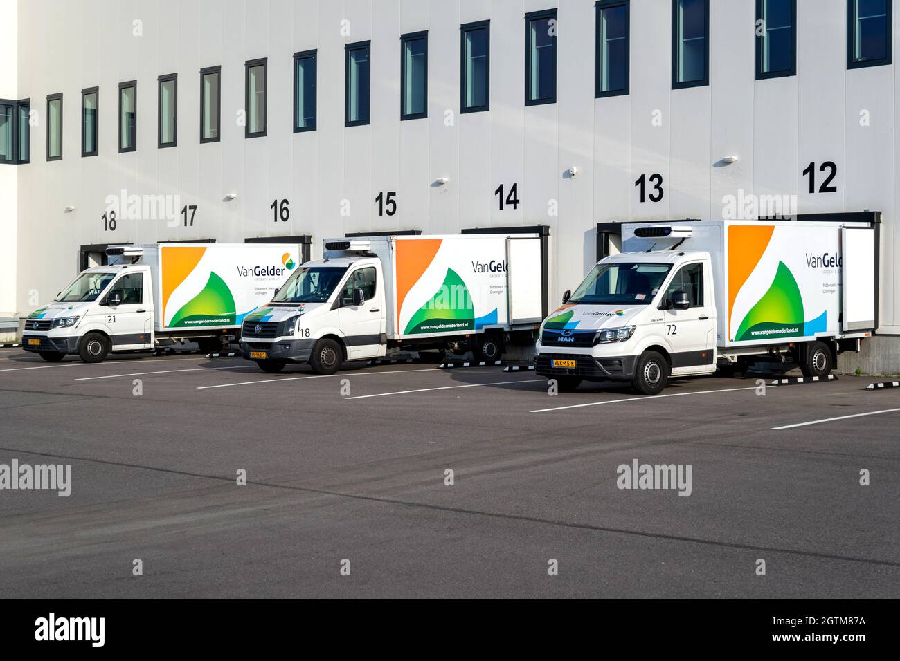 Fourgonnettes de livraison Van Gelder au quai de chargement Banque D'Images