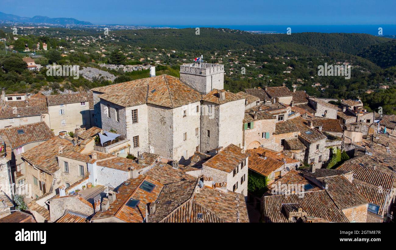 Vue aérienne du village médiéval de Tourrettes sur Loup sur la Côte d'Azur, France - vieilles maisons en pierre nichées sur un belvédère en Provence Banque D'Images