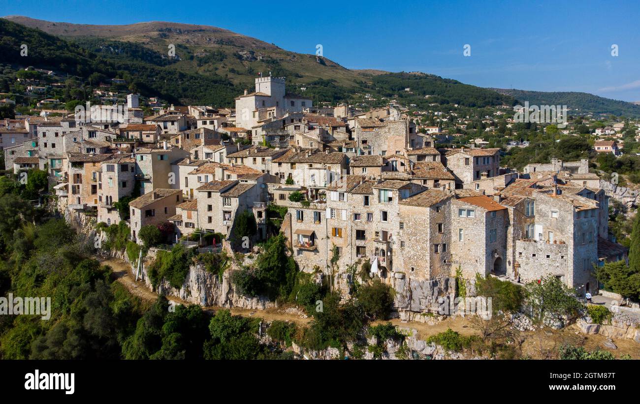 Vue aérienne du village médiéval de Tourrettes sur Loup sur la Côte d'Azur, France - vieilles maisons en pierre nichées sur un belvédère en Provence Banque D'Images