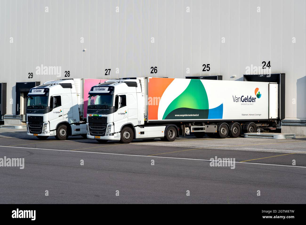 Camions Van Gelder au quai de chargement Banque D'Images