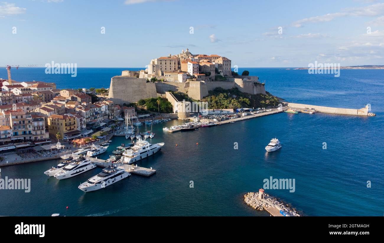 Vue aérienne de la Citadelle de Calvi en haute-Corse - bastion maritime français en Méditerranée avec murs défensifs Banque D'Images