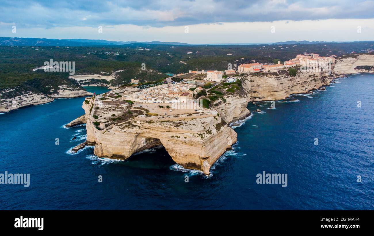 vue-a-rienne-de-bonifacio-dans-le-sud-de-la-corse-en-france-vieilles
