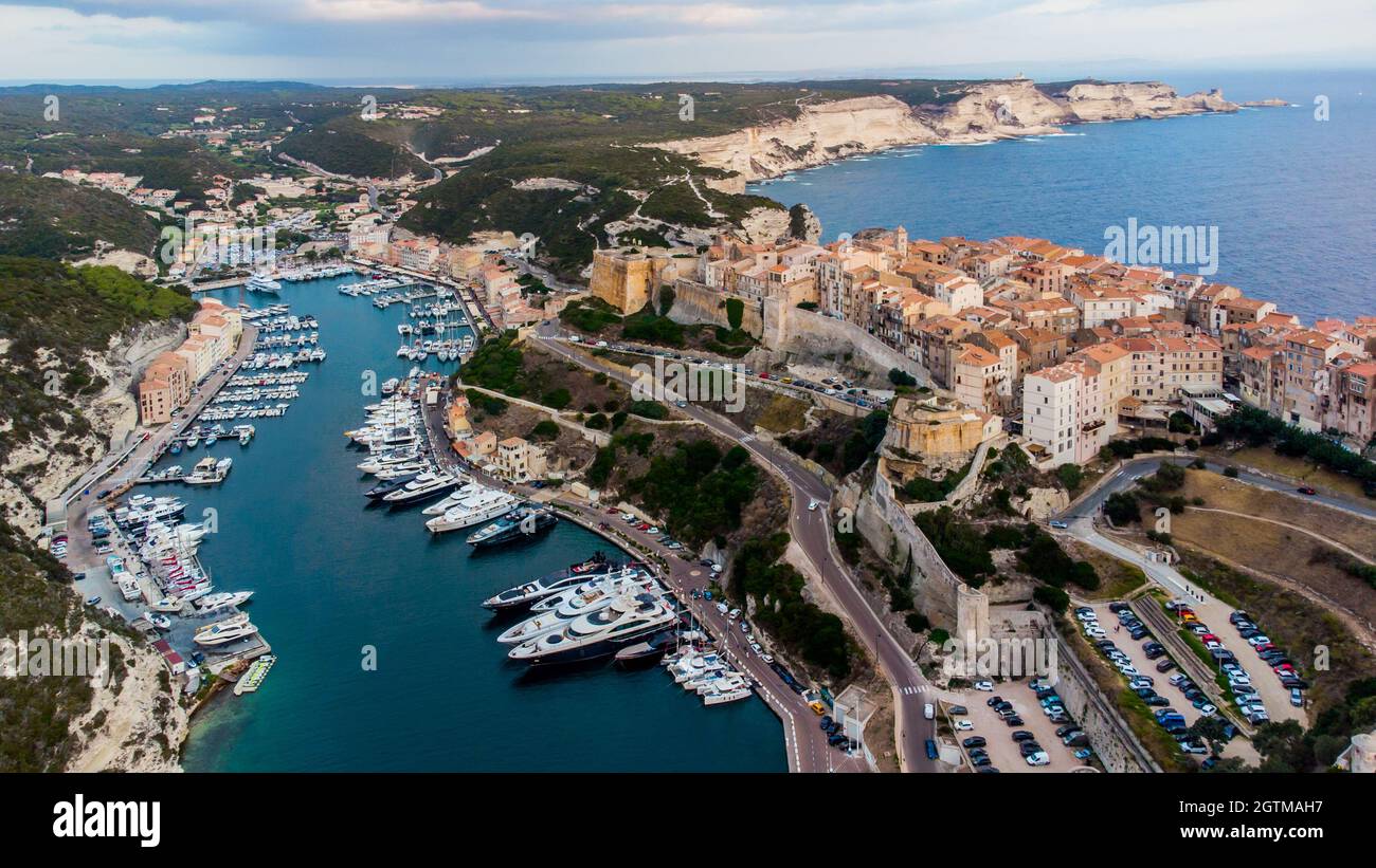vue-a-rienne-de-bonifacio-dans-le-sud-de-la-corse-en-france-vieilles
