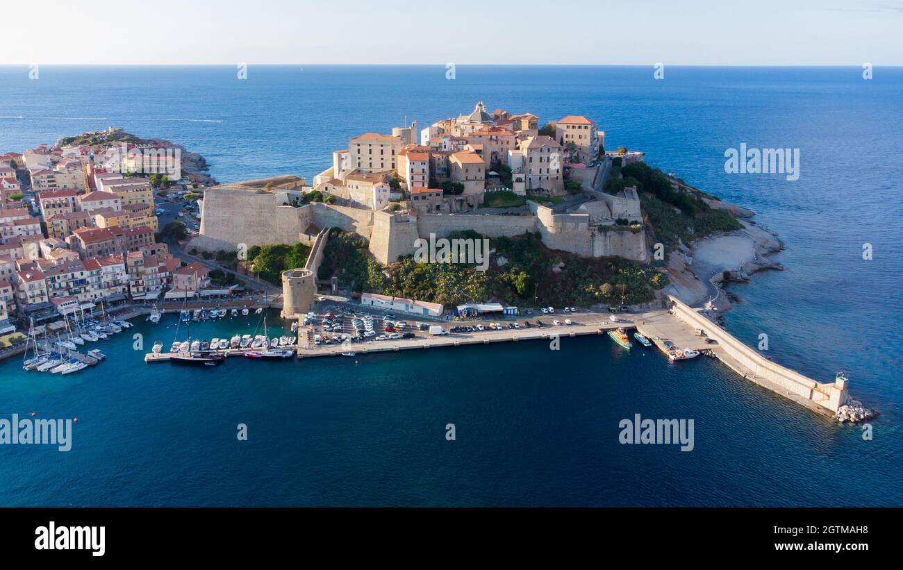 Vue aérienne de la Citadelle de Calvi en haute-Corse - bastion maritime français en Méditerranée avec murs défensifs Banque D'Images