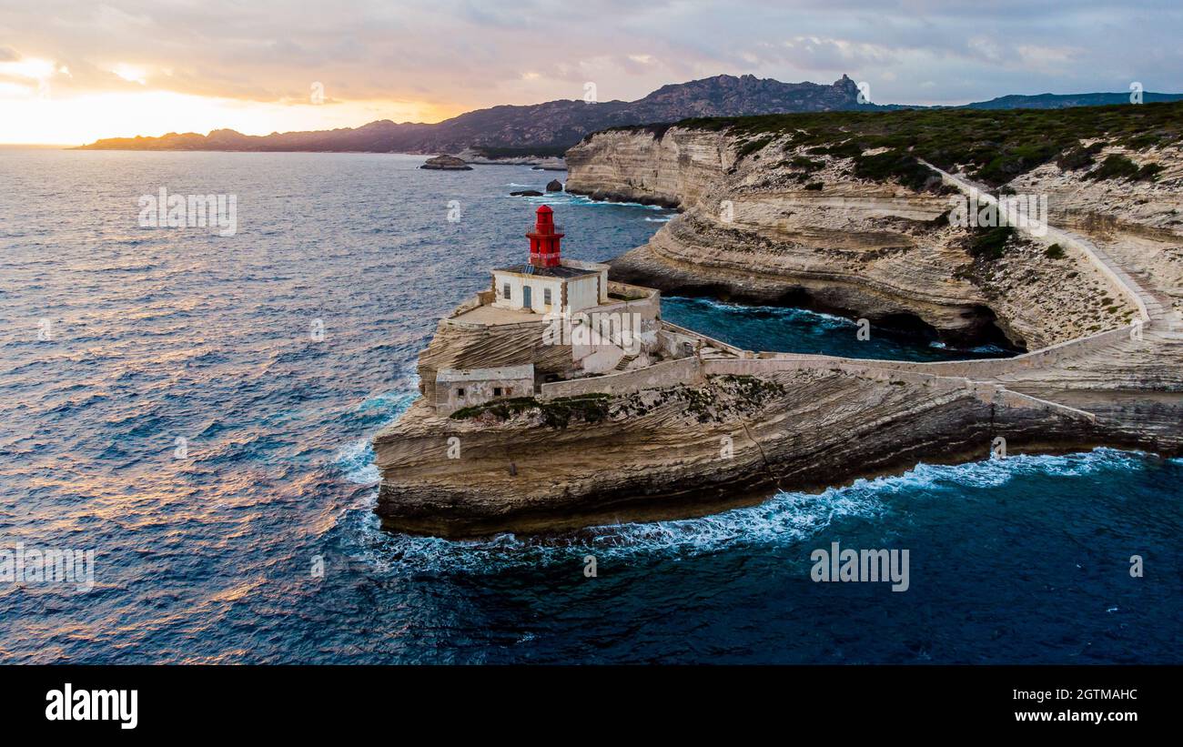 Vue aérienne du phare de la Madonetta à Bonifacio, à l'extrémité sud de l'île de Corse en France - coucher de soleil sur les falaises de calcaire Banque D'Images