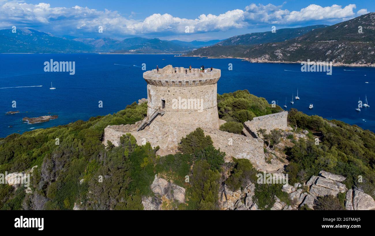 Vue aérienne des ruines de la tour génoise sur le cap Campomoro dans le sud de la Corse, France - Torra di Campumoru entouré de murs sur un belvédère Banque D'Images