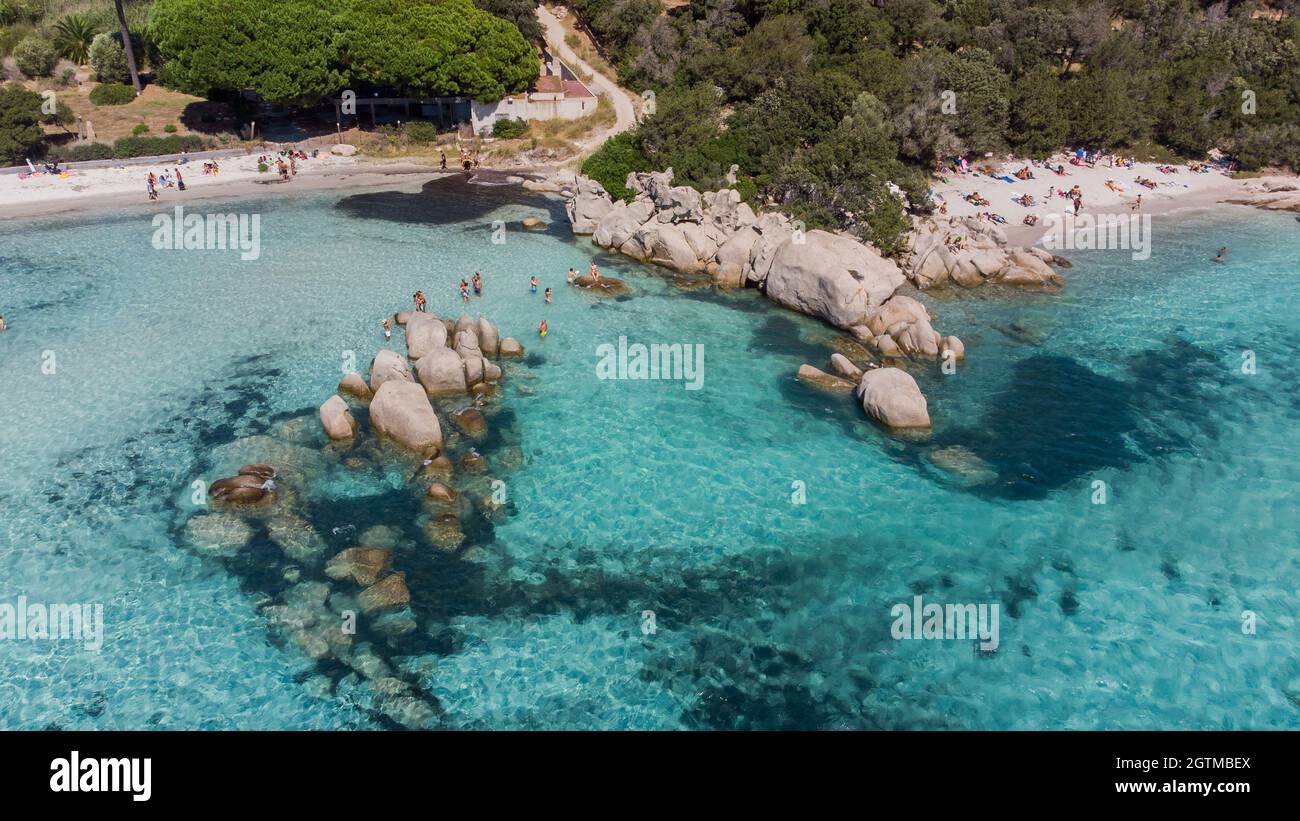 Vue aérienne de quelques rochers de mer dans la baie de Santa Giulia dans le sud de la Corse, France - Plage avec eaux turquoise peu profondes près de Porto Vecchio en t Banque D'Images