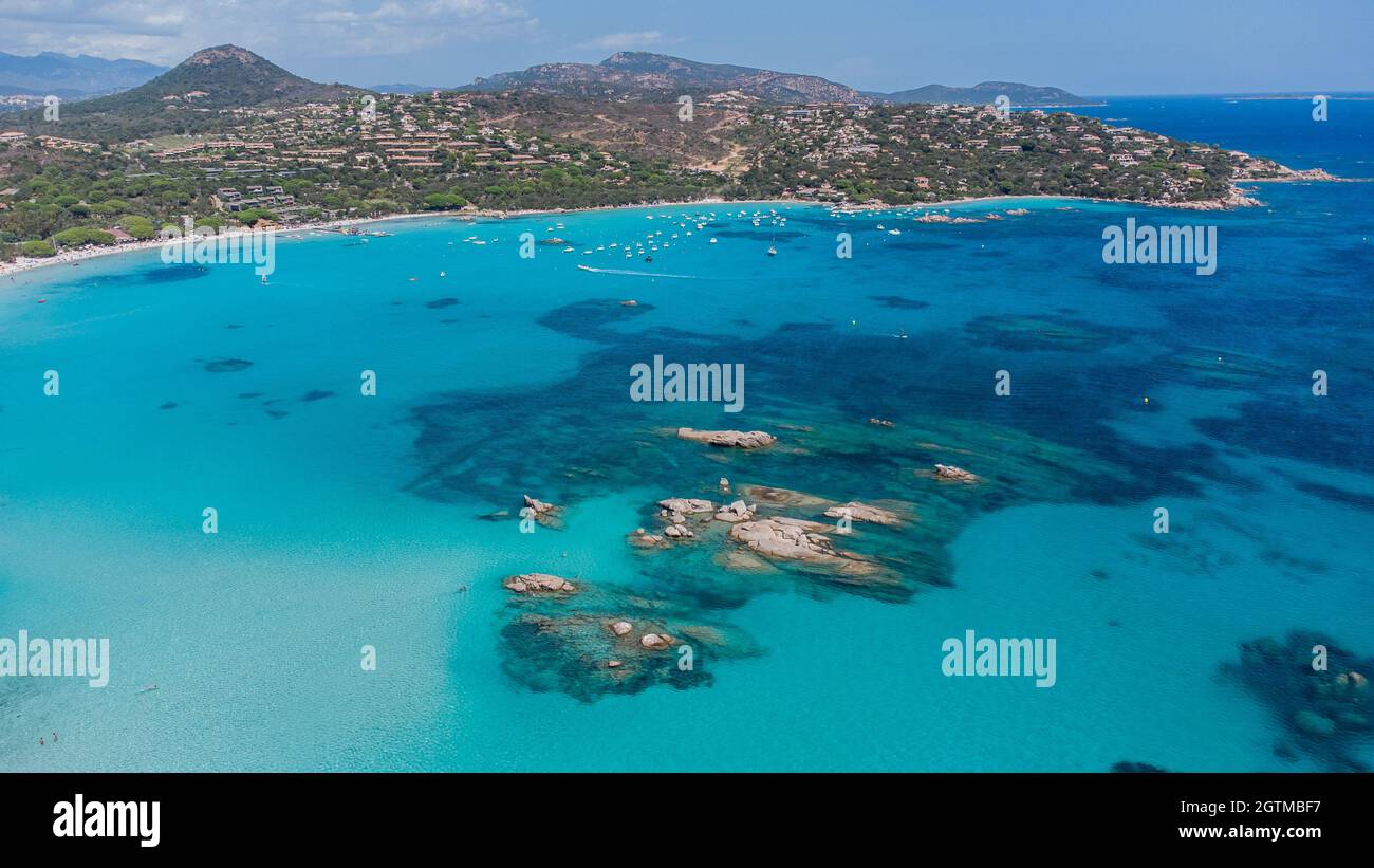Vue aérienne de quelques rochers de mer dans la baie de Santa Giulia dans le sud de la Corse, France - Plage avec eaux turquoise peu profondes près de Porto Vecchio en t Banque D'Images