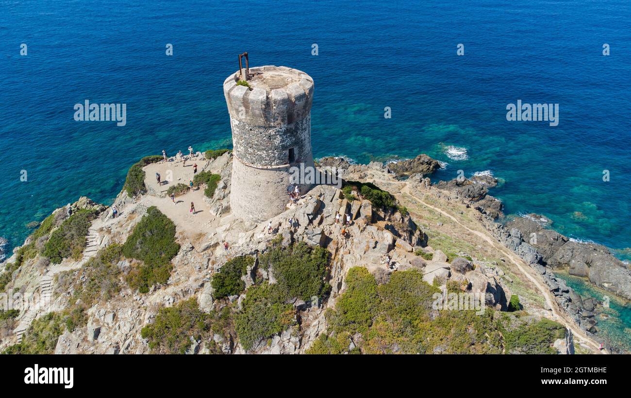 Vue aérienne sur les vestiges de la tour génoise de la Parata construite sur une vue à la fin d'un cap près d'Ajaccio en Corse, France Banque D'Images