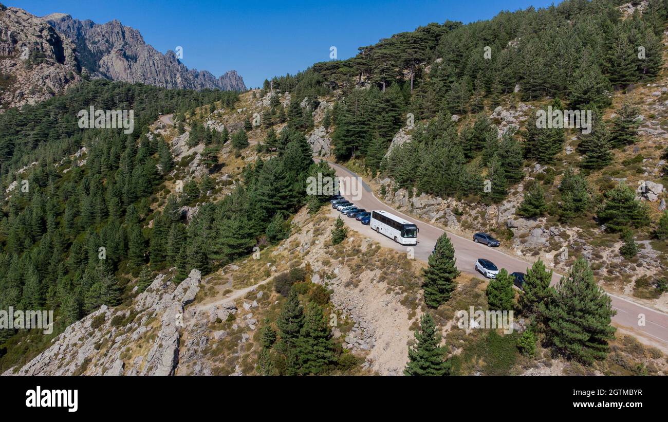 Vue aérienne du Col de Bavella dans les montagnes de la Corse-du-Sud, France - route montagneuse pittoresque avec des voitures touristiques arrêtées pour le tourisme Banque D'Images